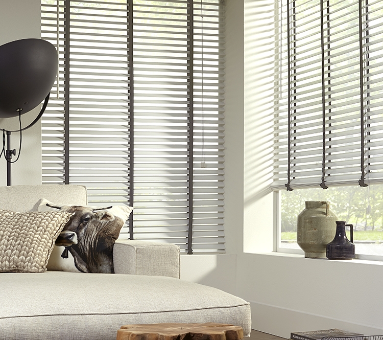 Houten jaloezieën 50mm Wit houten jaloezieen woonkamer